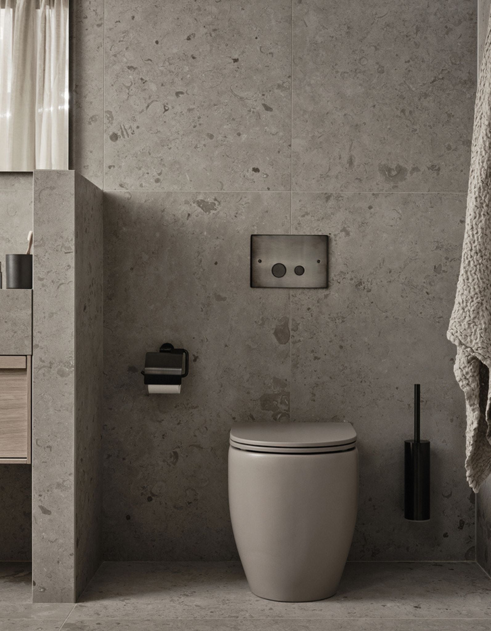 TA236 WC rúlluhaldari m/hlíf - Brushed Black Chrome (9422827)