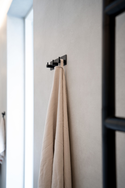 Base 220 3-Hook - Matt Black