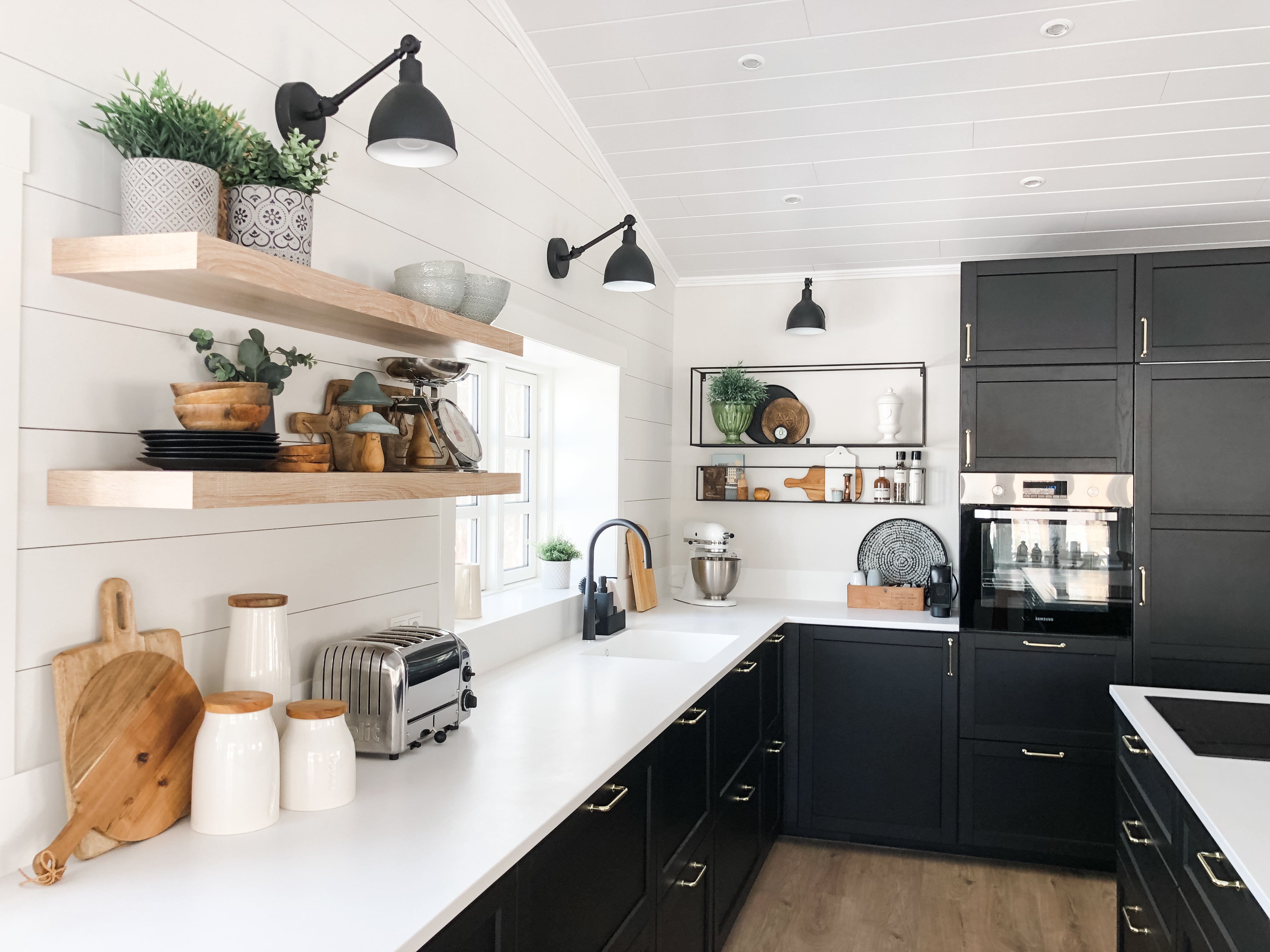 Corian Glacier White eldhúsborðplata við svarta eldhúsinnréttingu