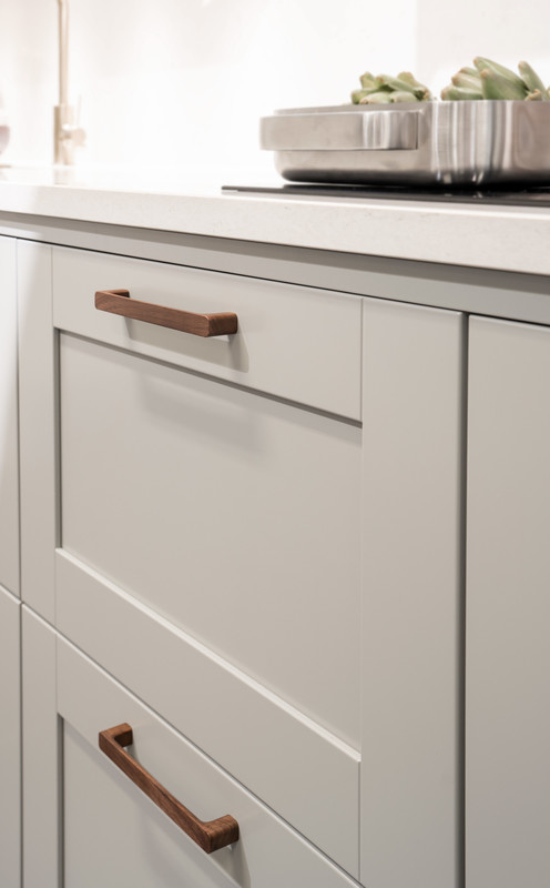 Handle Sans 160c/c - Walnut