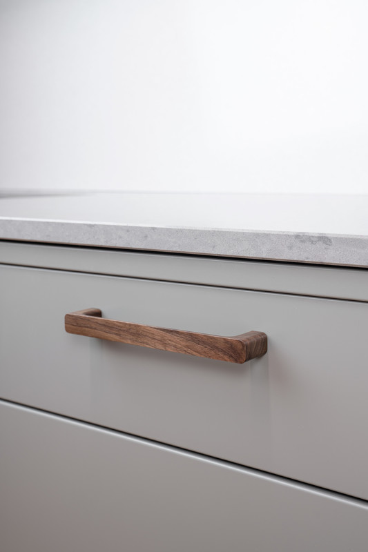 Handle Sans 160c/c - Walnut
