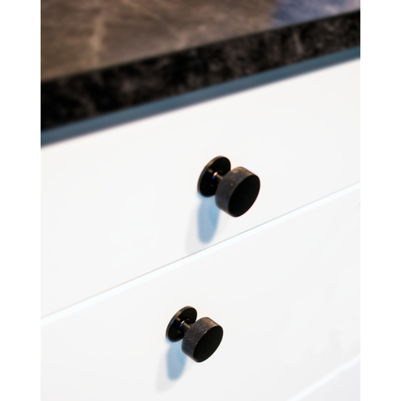 Knob Crest - Matt Black 32